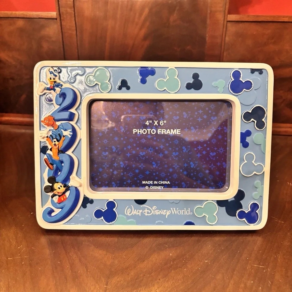 Disney Parks 2009 Walt Disney World 4x6 Photo Frame Mickey Donald Goofy Resin